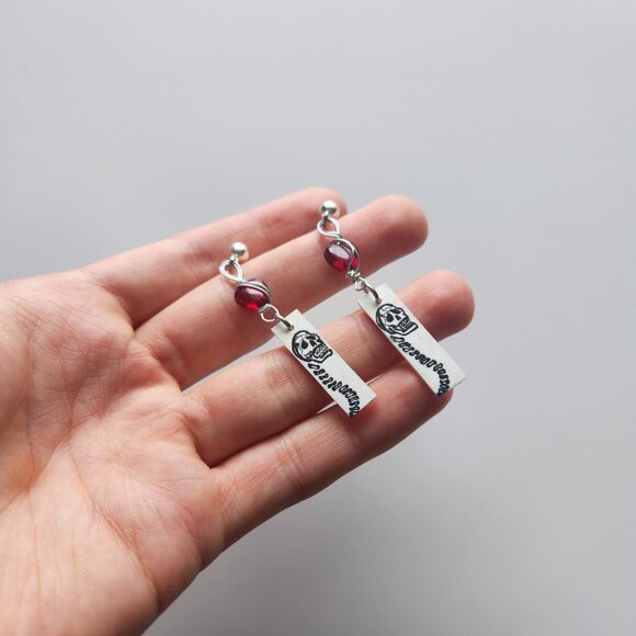 Y2K Mall Goth vampire red heart & skull silver wire long dangly earrings - Picture 8 of 8